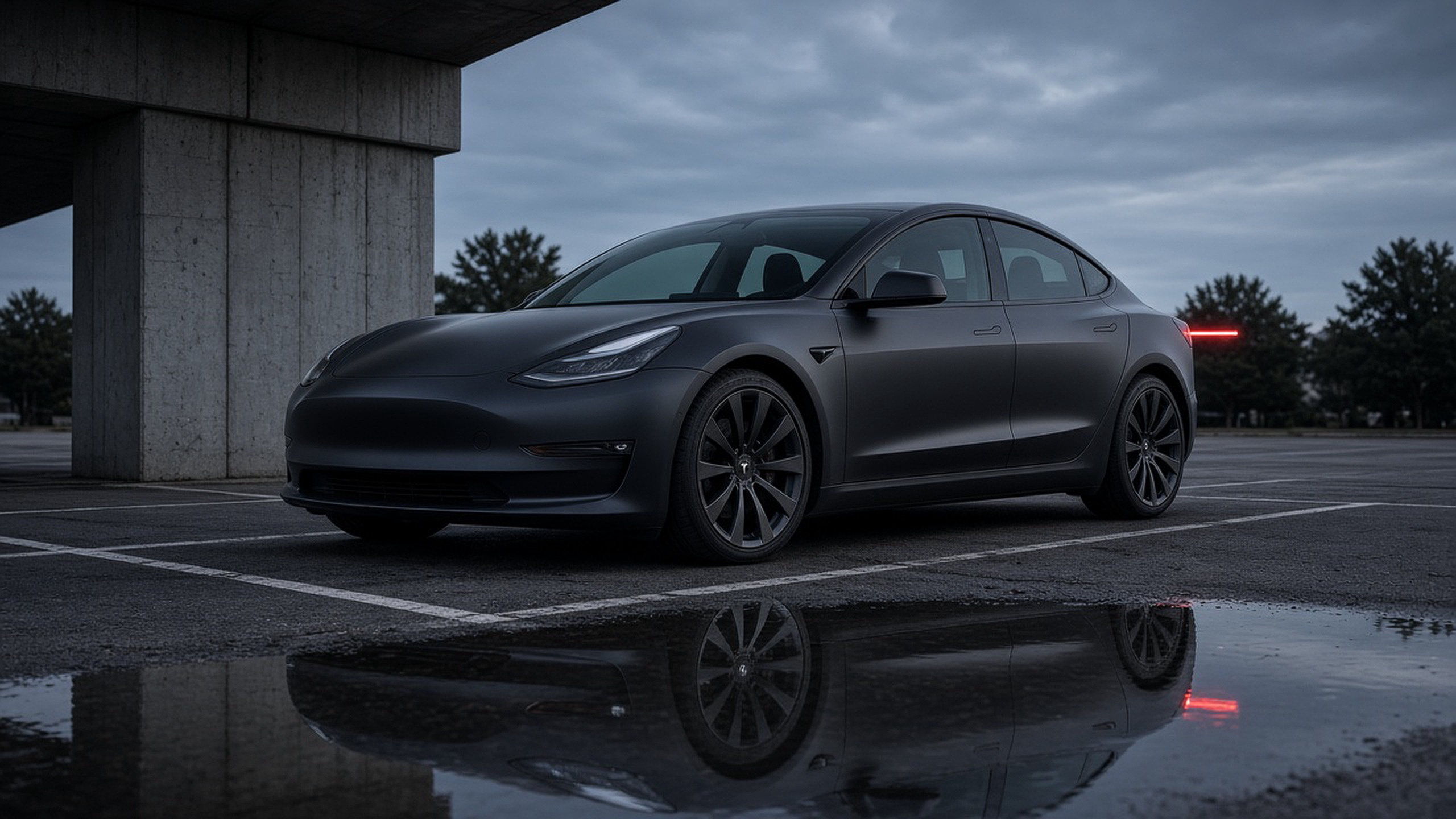 一张写实汽车摄影照片：一辆哑光深灰 Tesla Model 3 停在黄昏时分空旷…