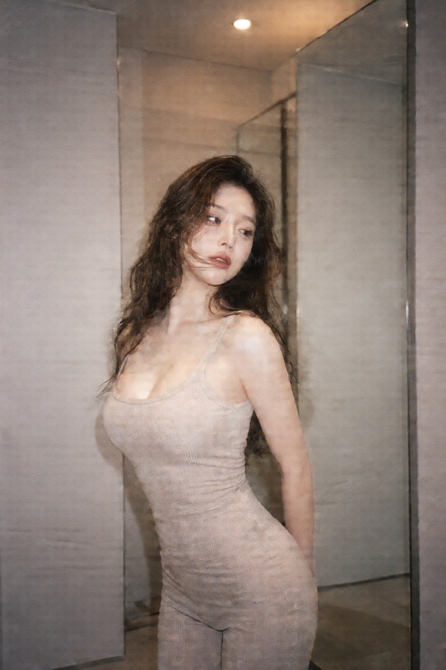 [人像寫真 · 電影光影] 采用室内人像写真风格，专业 CCD 相机搭配室内柔光闪光灯，镜面抓拍视角（非自拍…