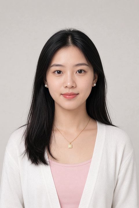 竖构图 2:3，室内纯色无缝背景纸前的正面半身定妆照，真实摄影，摄影棚级质感，画…
